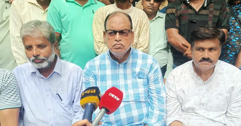 নেতাকর্মীদের সঙ্গে আলাপ করছেন বিএনপির ভাইস চেয়ারম্যান শামসুজ্জামান দুদু